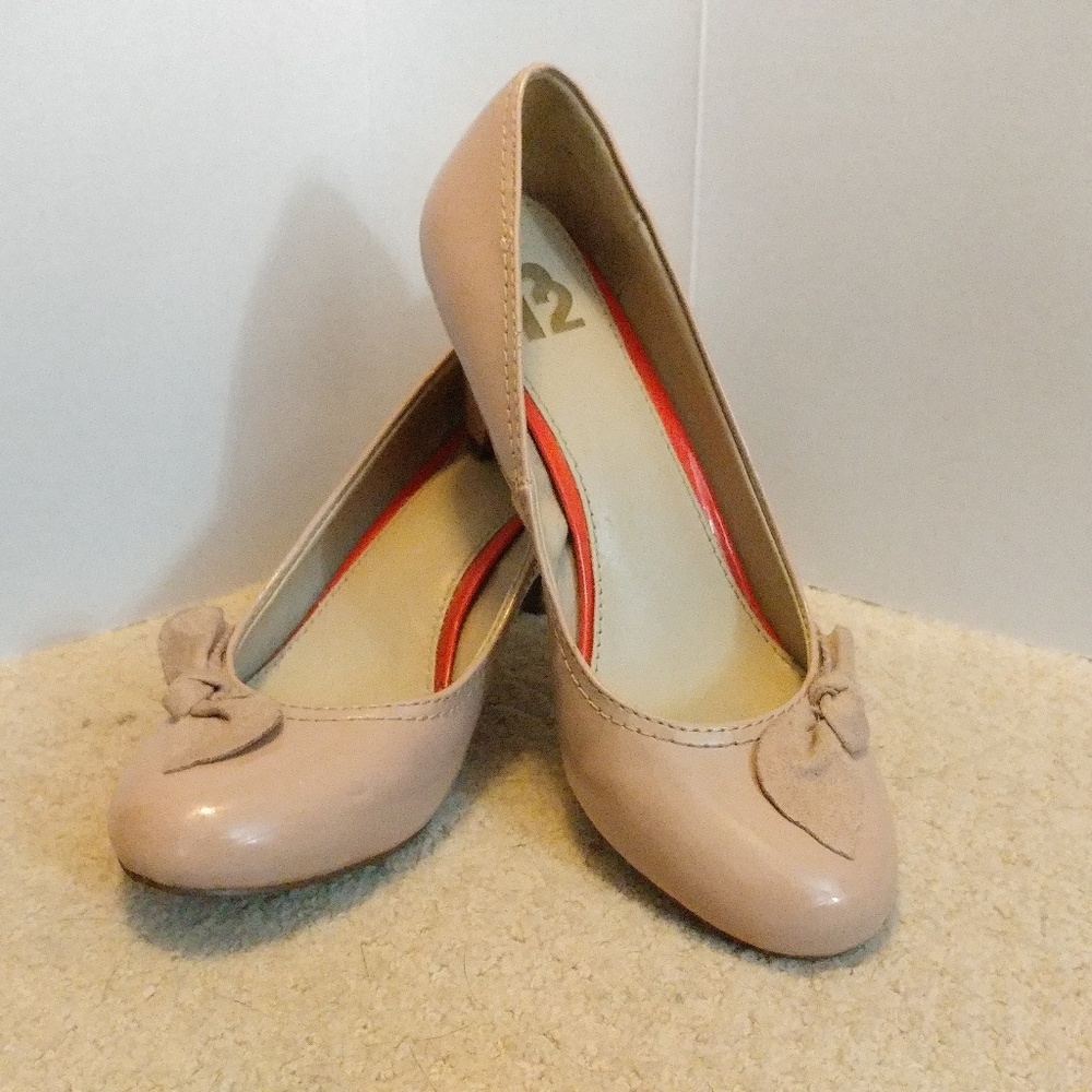 Light pink bow heels